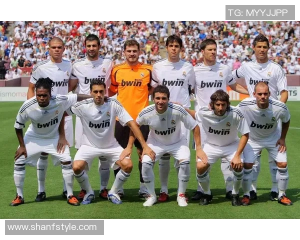 足球四大巨星精彩合影 展现传奇风采与球场魅力