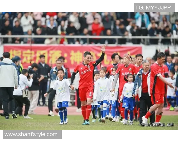 足球巨星亲笔签名现场揭秘 球迷激动人心的珍藏时刻