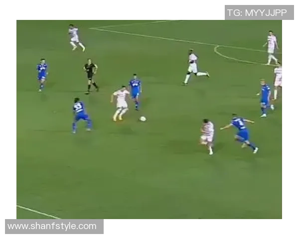 足球巨星赛场冲突瞬间盘点激情与暴力交织的真实镜头 足球巨星赛场冲突瞬间盘点激情与暴力交织的真实镜头